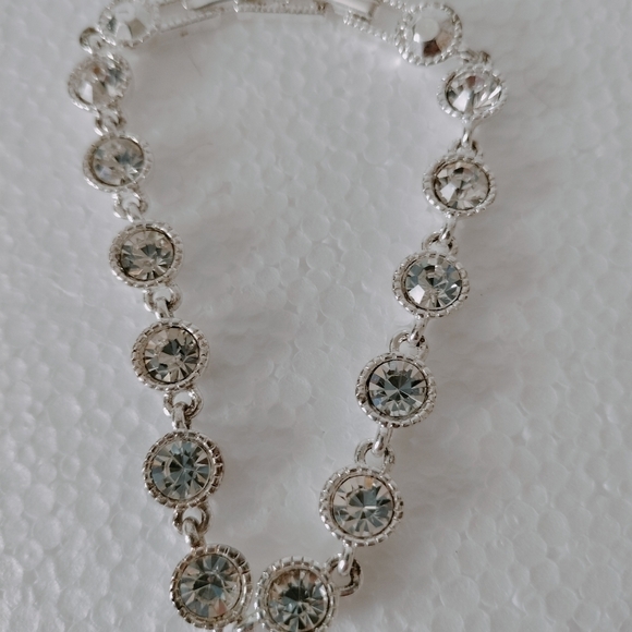 Avon SAQ Statement Tennis Bracelet Bling Rhinestone Crystal Silver Tone 7.5" - Picture 9 of 9